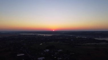 Ukrayna 'nın kırsal kesiminde sabah sisli hava gündoğumu manzarası ve açık gökyüzünde yükselen güneş.