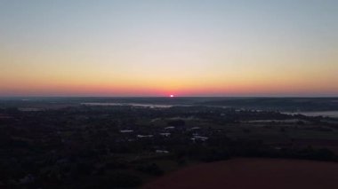 İnsansız hava aracı Ukrayna 'nın kırsal kesimlerinde güneş doğarken tarımsal alanlarda ilerliyordu.