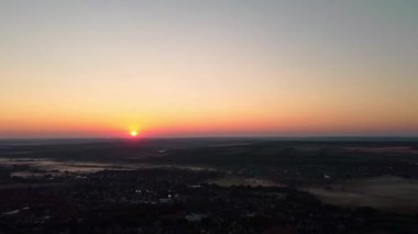 Kırsal kesimdeki sisli Ukrayna köyünün üzerinde havadan canlı gün doğumu manzarası