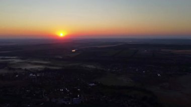 Sabah sisli kırsal köyün yukarısında güneşin ufuktan yükselen havası