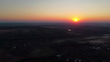 Sabahın erken saatlerinde Ukrayna 'daki yeşil ve altın tarım arazileri üzerinde uçarken, güneş huzurlu bir kırsal gökyüzüne yükseliyor.
