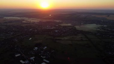 Sabah sisli havadan kırsal tarım arazisi manzarası berrak gökyüzünde parlak güneş, yukarı doğru eğik çekim