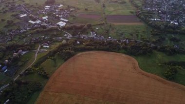 Hava yazı kırsal tarım arazileri, açık gökyüzünde parlak güneş, yukarı doğru eğik çekim