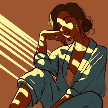 Yatakta, güneş ışığı altında, pijamalı bir kadın altın saat perdelerinde yaratıldı. Cesur ışık ve derin ilginç gölgeler altında bir kadın..