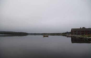 Bulutlu bir günde Nova Scotia 'nın güneydoğu kıyısında. Yüksek kalite fotoğraf
