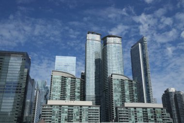 Toronto, Kanada 'nın gökdelenleri ve mavi gökyüzü. Yüksek kalite fotoğraf