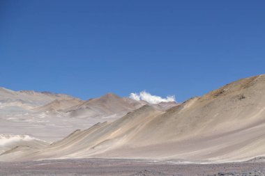 Puna Aregentina 'daki volkanların yakınındaki sünger taşlarının beyaz kumulları. Yüksek kalite fotoğraf