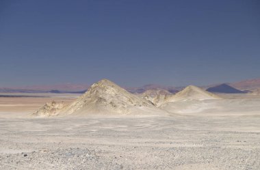 Puna Aregentina 'daki volkanların yakınındaki sünger taşlarının beyaz kumulları. Yüksek kalite fotoğraf