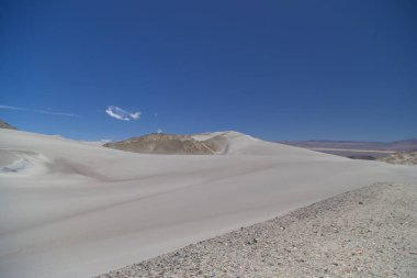 Puna Aregentina 'daki volkanların yakınındaki sünger taşlarının beyaz kumulları. Yüksek kalite fotoğraf