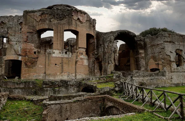 ローマのティヴォリにあるハドリアヌス宮殿の浴場 高品質の写真 — ストック写真