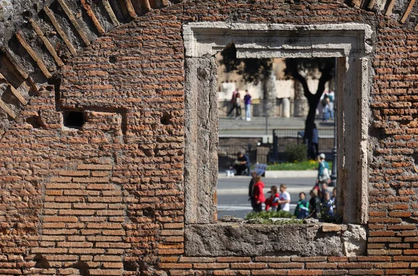 帝国フォーラムの窓のフレームは ローマ イタリアの画像フレームとして 高品質の写真 — ストック写真