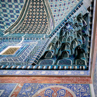 Özbekistan, Semerkant 'taki Shakhi Zinda mezarlığında bir anıt mezarın iç detayları. Yüksek kalite fotoğraf