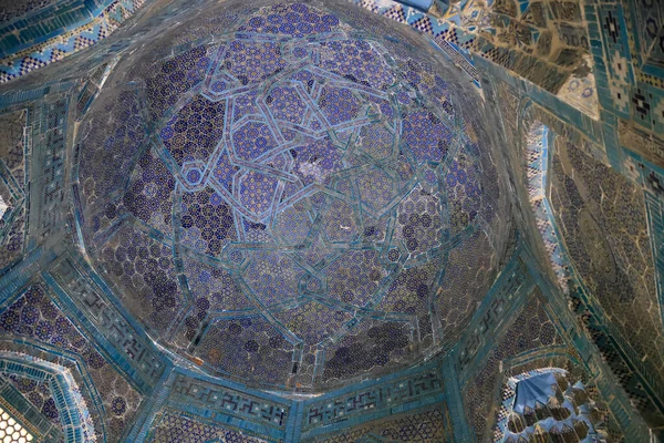 Özbekistan, Semerkant 'taki Shakhi Zinda mezarlığında bir anıt mezarın iç detayları. Yüksek kalite fotoğraf