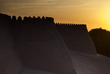 Özbekistan, gün batımında antik Khiva kentinin duvarları. Yüksek kalite fotoğraf