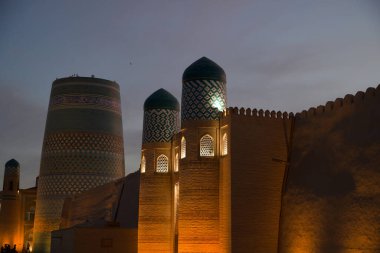 Özbekistan, Khiva 'daki Zindan' ın gece görüşü. Yüksek kalite fotoğraf