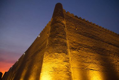 Özbekistan 'ın Khiva kentindeki bir binanın gece detayları. Yüksek kalite fotoğraf