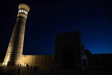 Özbekistan, Buhara 'daki Poyi Kalon' un gece görüşü. Yüksek kalite fotoğraf