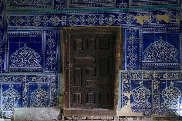 ウズベキスタンのヒヴァにあるタシュ カウリ宮殿の内部の扉 高品質の写真 — ストック写真
