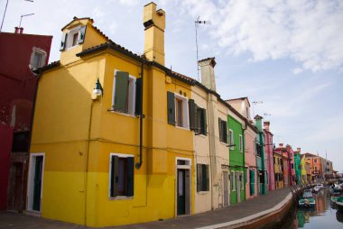 İtalya 'nın Burano adasının karakteristik evleri. Yüksek kalite fotoğraf