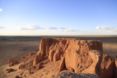 Gün batımında, Moğolistan 'da, Bayanzag' ın yanan kayalık oluşumları. Yüksek kalite fotoğraf