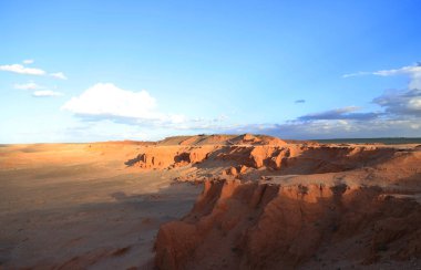 Gün batımında, Moğolistan 'da, Bayanzag' ın yanan kayalık oluşumları. Yüksek kalite fotoğraf