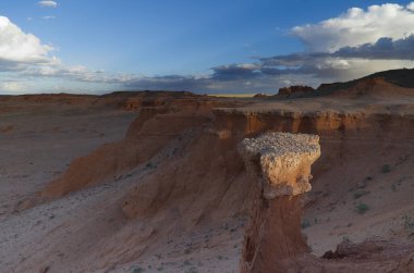 Gün batımında, Moğolistan 'da, Bayanzag' ın yanan kayalık oluşumları. Yüksek kalite fotoğraf