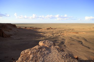 Gün batımında, Moğolistan 'da, Bayanzag' ın yanan kayalık oluşumları. Yüksek kalite fotoğraf