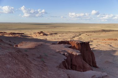 Gün batımında, Moğolistan 'da, Bayanzag' ın yanan kayalık oluşumları. Yüksek kalite fotoğraf