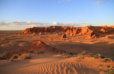 Gün batımında, Moğolistan 'da, Bayanzag' ın yanan kayalık oluşumları. Yüksek kalite fotoğraf