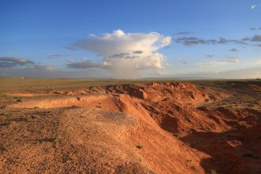 Gün batımında, Moğolistan 'da, Bayanzag' ın yanan kayalık oluşumları. Yüksek kalite fotoğraf