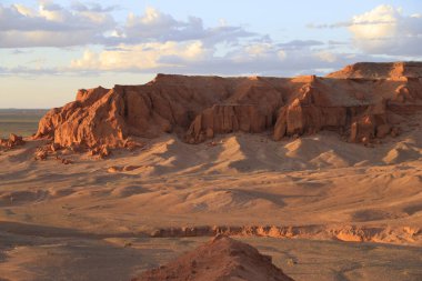 Gün batımında, Moğolistan 'da, Bayanzag' ın yanan kayalık oluşumları. Yüksek kalite fotoğraf