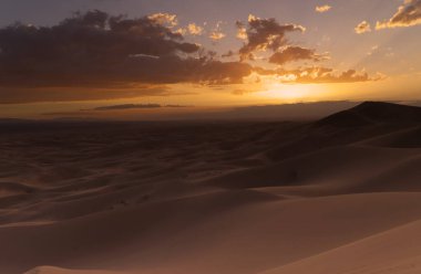 Khongoryn Els kumulları gün batımında, Gobi çölünde. Yüksek kalite fotoğraf