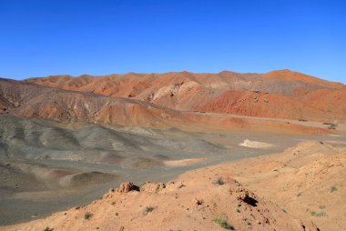 Moğolistan 'ın Bayankhongor ilindeki Altai Gobi Dağları bölgesinde manzara. Yüksek kalite fotoğraf