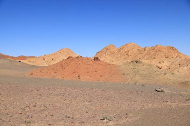 Moğolistan 'ın Bayankhongor ilindeki Altai Gobi Dağları bölgesinde manzara. Yüksek kalite fotoğraf