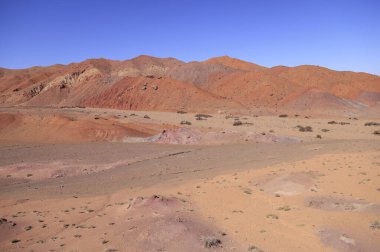 Moğolistan 'ın Bayankhongor ilindeki Altai Gobi Dağları bölgesinde manzara. Yüksek kalite fotoğraf