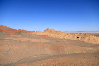 Moğolistan 'ın Bayankhongor ilindeki Altai Gobi Dağları bölgesinde manzara. Yüksek kalite fotoğraf