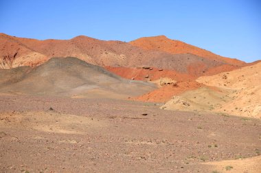 Moğolistan 'ın Bayankhongor ilindeki Altai Gobi Dağları bölgesinde manzara. Yüksek kalite fotoğraf