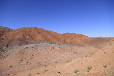 Moğolistan 'ın Bayankhongor ilindeki Altai Gobi Dağları bölgesinde manzara. Yüksek kalite fotoğraf