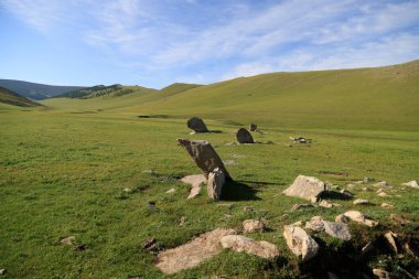 Temeen Chuluu, Moğolistan 'ın geyik taşı anıtları ve kare mezarları. Yüksek kalite fotoğraf