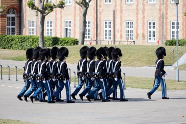 Kraliyet Muhafızları Kopenhag 'daki Rosenborg Kalesi yakınlarında tatbikattalar. Yüksek kalite fotoğraf