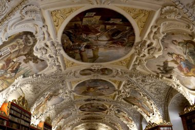 Prag 'daki Strahov Manastırı' nın 200.000 ciltlik kütüphanesinin görüntüsü