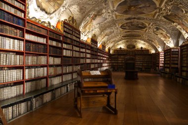 Prag 'daki Strahov Manastırı' nın 200.000 ciltlik kütüphanesinin görüntüsü