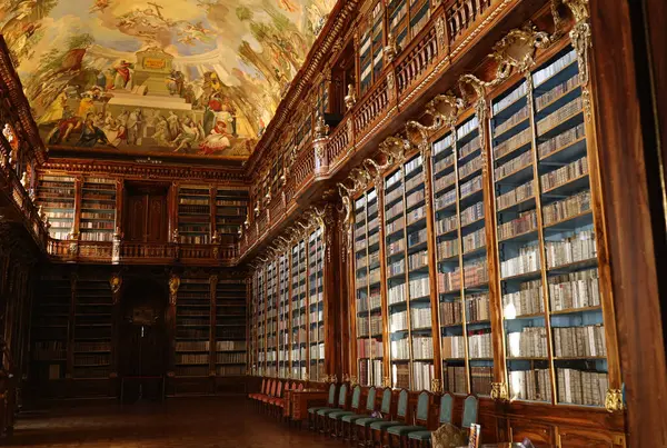 프라하의 스트라호프 수도원 200 000 도서관 스톡 사진