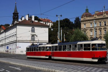 Prag şehrinin karakteristik tramvayı. Yüksek kalite fotoğraf