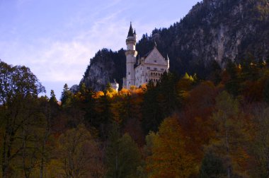 Neuschwanstein Kalesi sonbahar renklerine gömüldü. Yüksek kalite fotoğraf