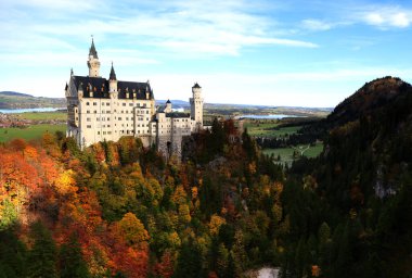 Neuschwanstein Kalesi sonbahar renklerine gömüldü. Yüksek kalite fotoğraf