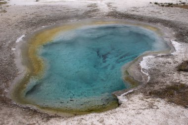 Yellowstone Ulusal Parkı 'nda sıcak havuz. Yüksek kalite fotoğraf