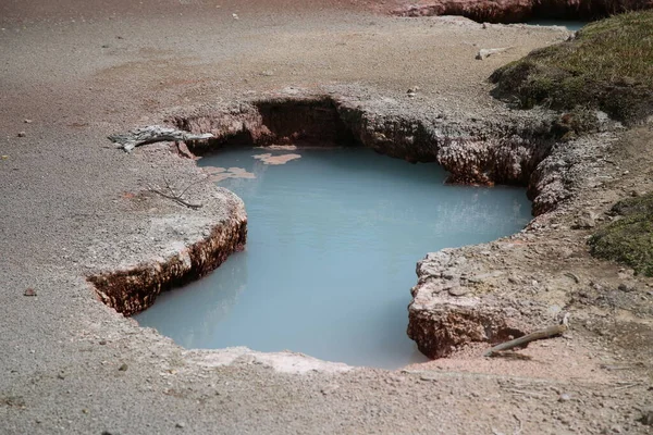 Yellowstone Ulusal Parkı 'nda sıcak havuz. Yüksek kalite fotoğraf