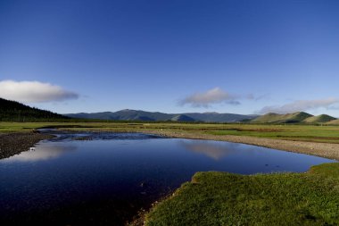 Moğolistan 'daki Khorgo volkanı yakınlarında küçük bir nehir. Yüksek kalite fotoğraf