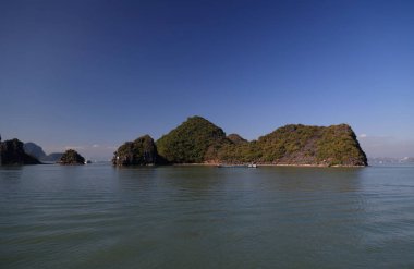 Vietnam 'daki Halong Körfezi manzarası. Yüksek kalite fotoğraf